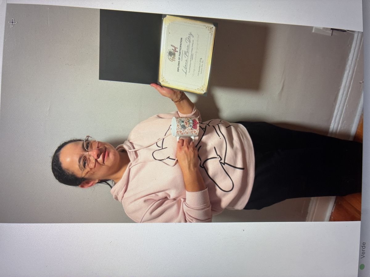 Alumna con diploma